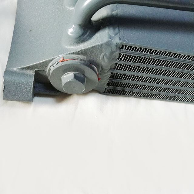 Deutz 913 Oil cooler 04237923 (2).jpg